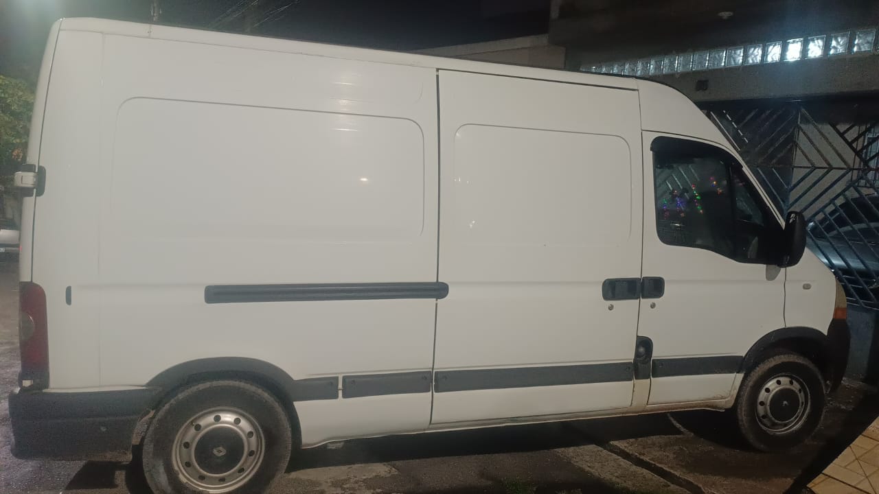 Van de carga branca da frota VC Transporte
